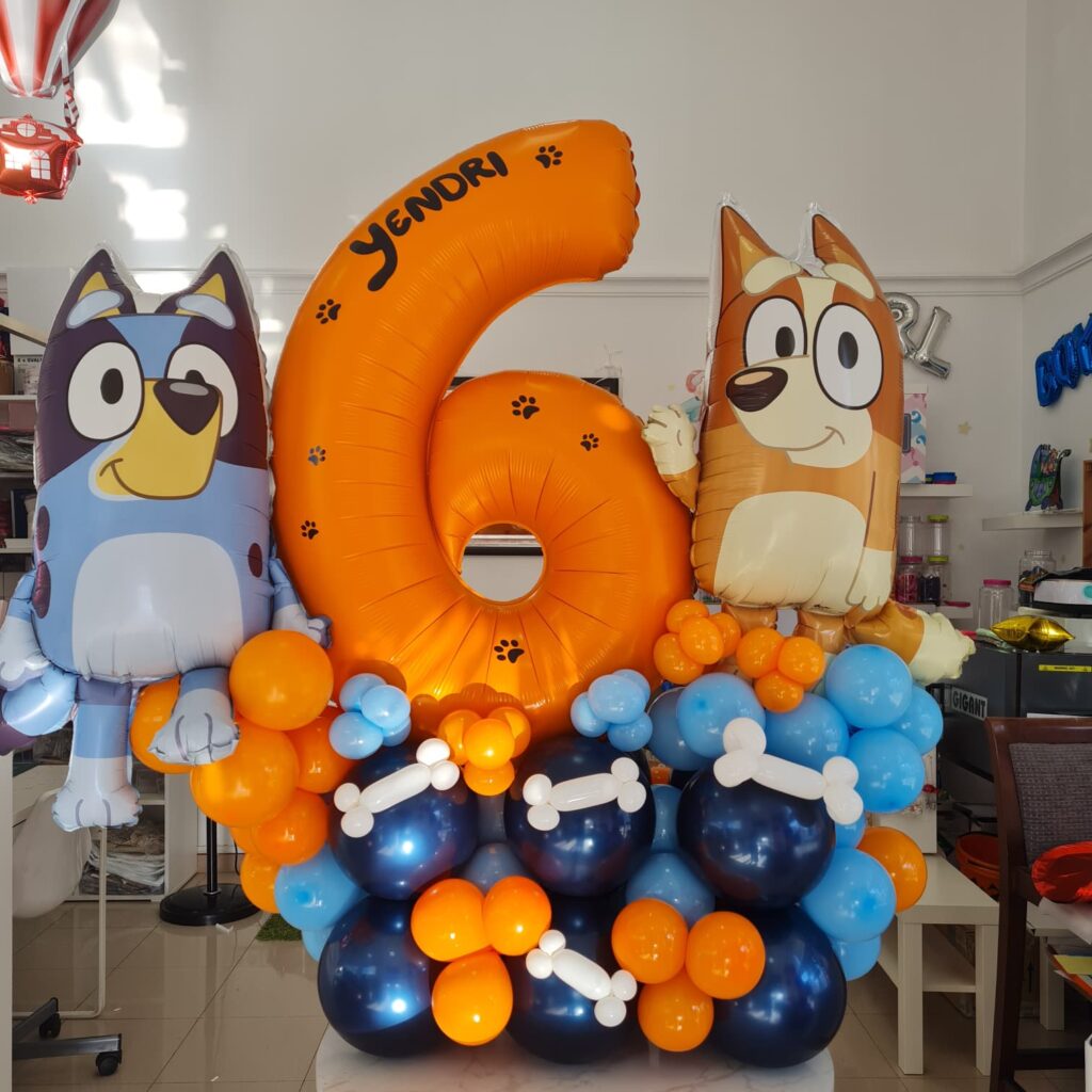 Colores vibrantes y globos de personajes en globos de foil en un fondo de decoración para fiestas infantiles con números y animales.