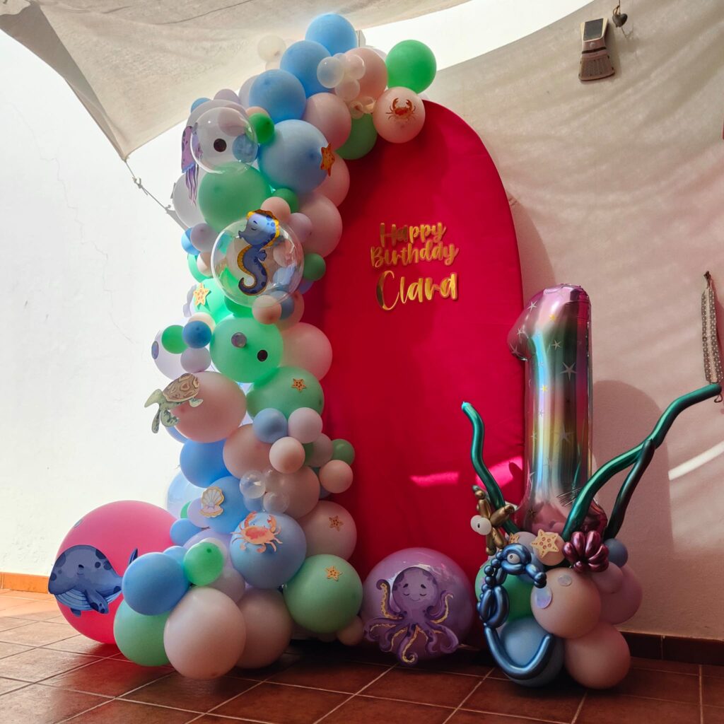 Globos de colores y figuras marinas para decoración de cumpleaños infantil con cartel personalizado y número gigante 1.