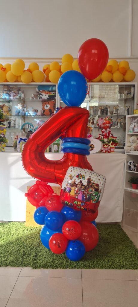 Coloridos globos de fiesta con figura de número 4 y personaje de videojuegos, decorativos y festivos para cumpleaños infantiles o celebraciones temáticas.